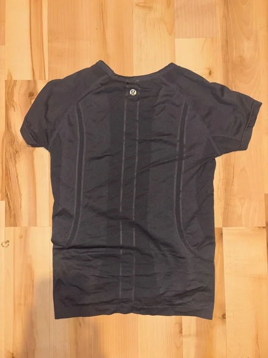 lululemon athletica Black Short Sleeve Women's Tee - Picture 3 of 4